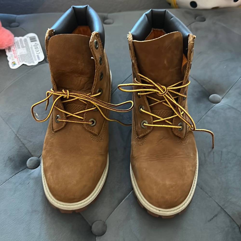 Tim’s. Boys 6.5 woman’s 8.5. Great condition